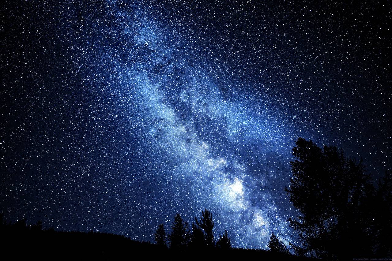 Cielo estelar de noche sobre una vereda rural